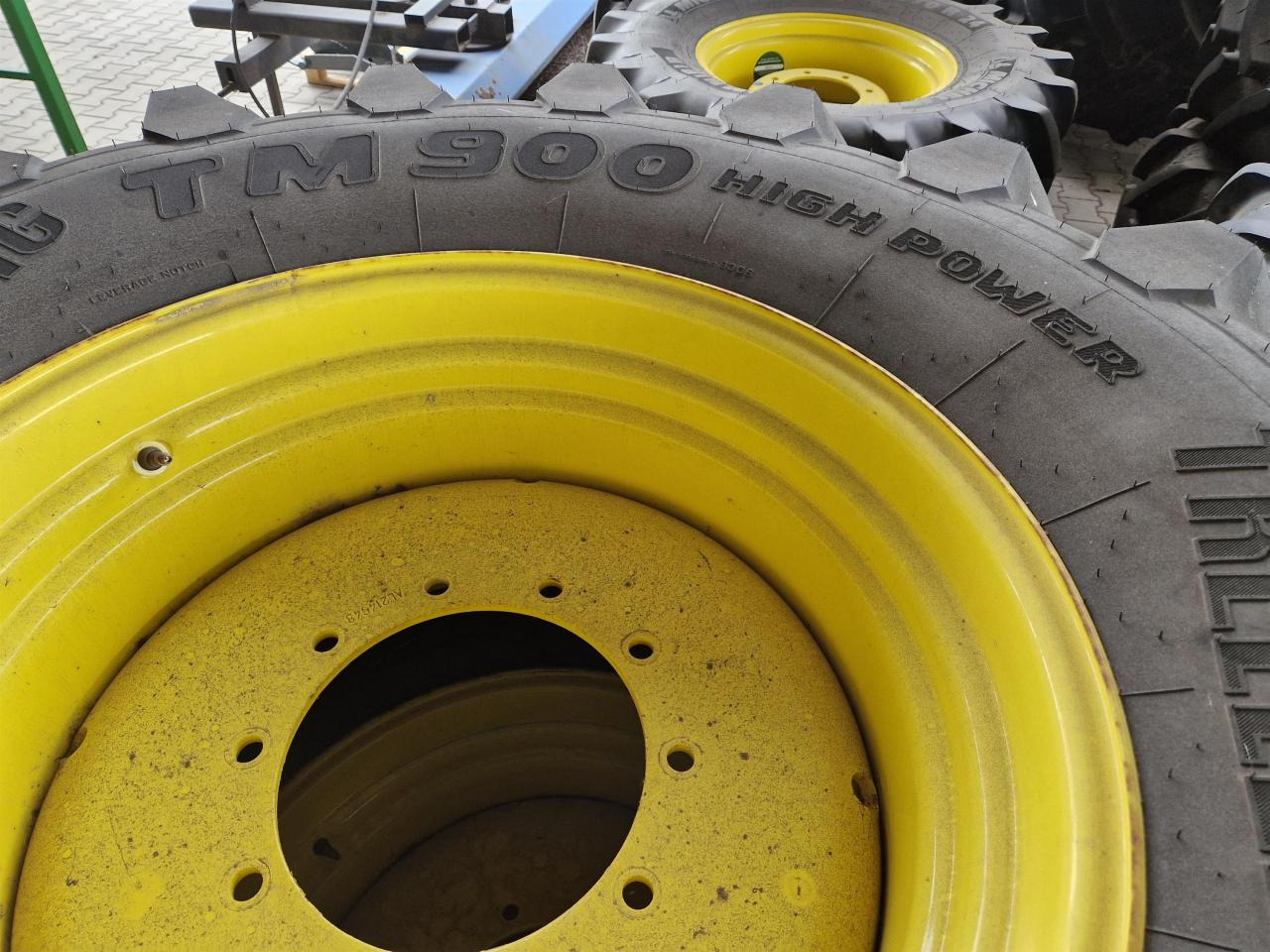 Trelleborg 600/70R30 - Gumiabroncs - Mezőgazdasági gépek: 3 kép. Trelleborg 600/70R30 - Gumiabroncs - Mezőgazdasági gépek: 3 kép.
