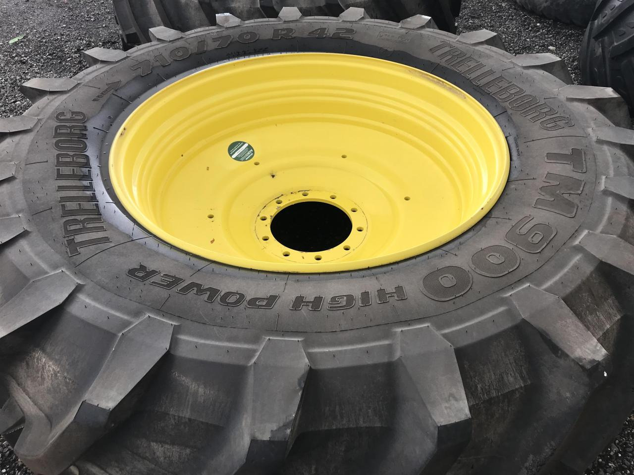 Trelleborg 710/70R42 - Gumiabroncs - Mezőgazdasági gépek: 5 kép. Trelleborg 710/70R42 - Gumiabroncs - Mezőgazdasági gépek: 5 kép.