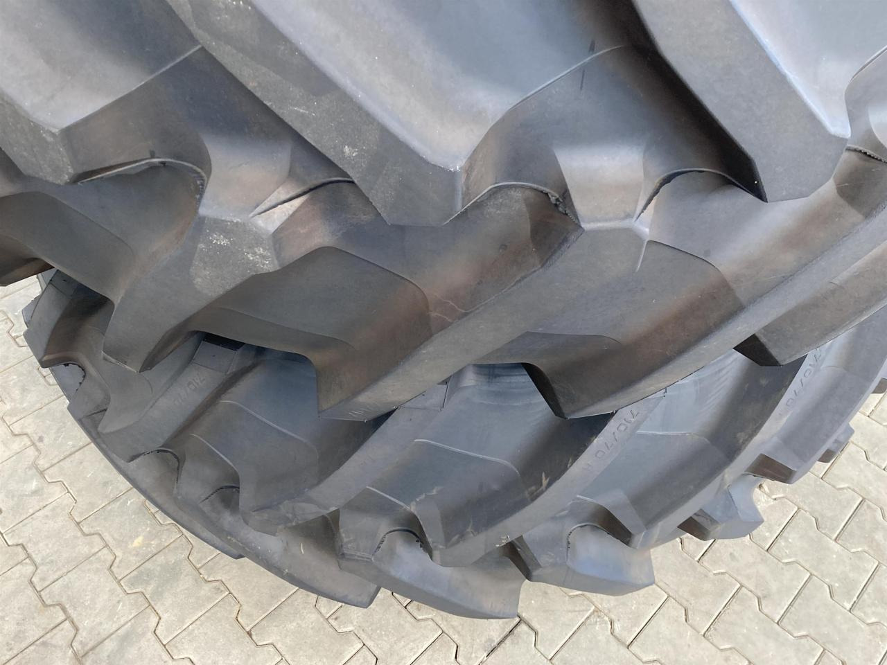 Trelleborg 710/70R42 - Gumiabroncs - Mezőgazdasági gépek: 4 kép. Trelleborg 710/70R42 - Gumiabroncs - Mezőgazdasági gépek: 4 kép.