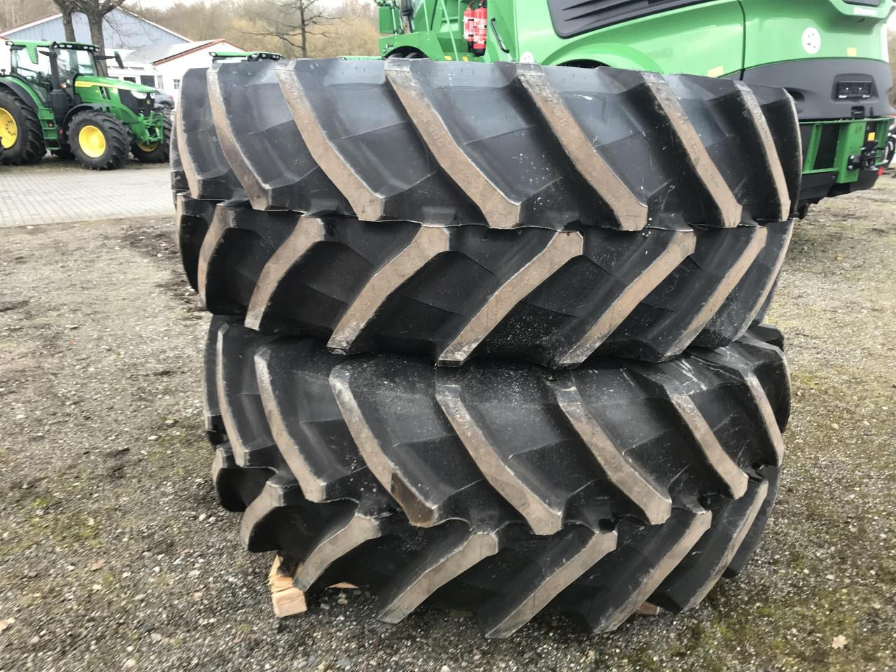 Trelleborg 710/70R42 - Gumiabroncs - Mezőgazdasági gépek: 1 kép. Trelleborg 710/70R42 - Gumiabroncs - Mezőgazdasági gépek: 1 kép.