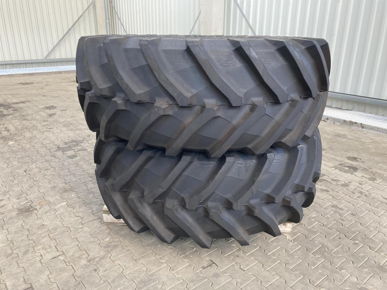 Trelleborg 710/70R42 - Gumiabroncs - Mezőgazdasági gépek: 1 kép. Trelleborg 710/70R42 - Gumiabroncs - Mezőgazdasági gépek: 1 kép.