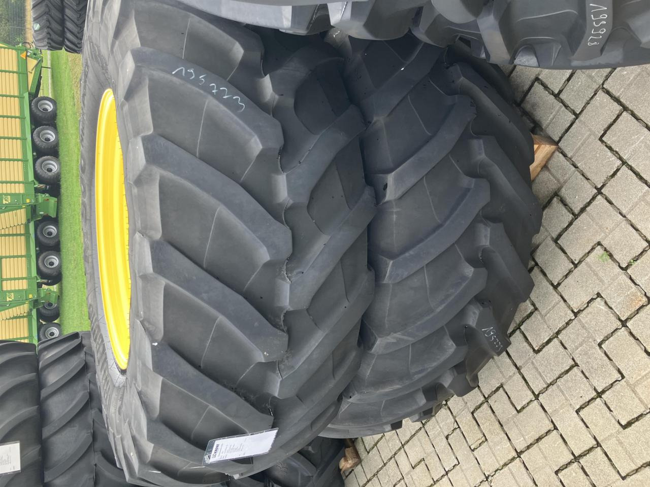 Trelleborg 710/75R42 - Gumiabroncs - Mezőgazdasági gépek: 3 kép. Trelleborg 710/75R42 - Gumiabroncs - Mezőgazdasági gépek: 3 kép.