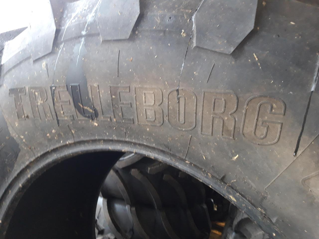 Trelleborg 710/75R42 - Gumiabroncs - Mezőgazdasági gépek: 1 kép. Trelleborg 710/75R42 - Gumiabroncs - Mezőgazdasági gépek: 1 kép.