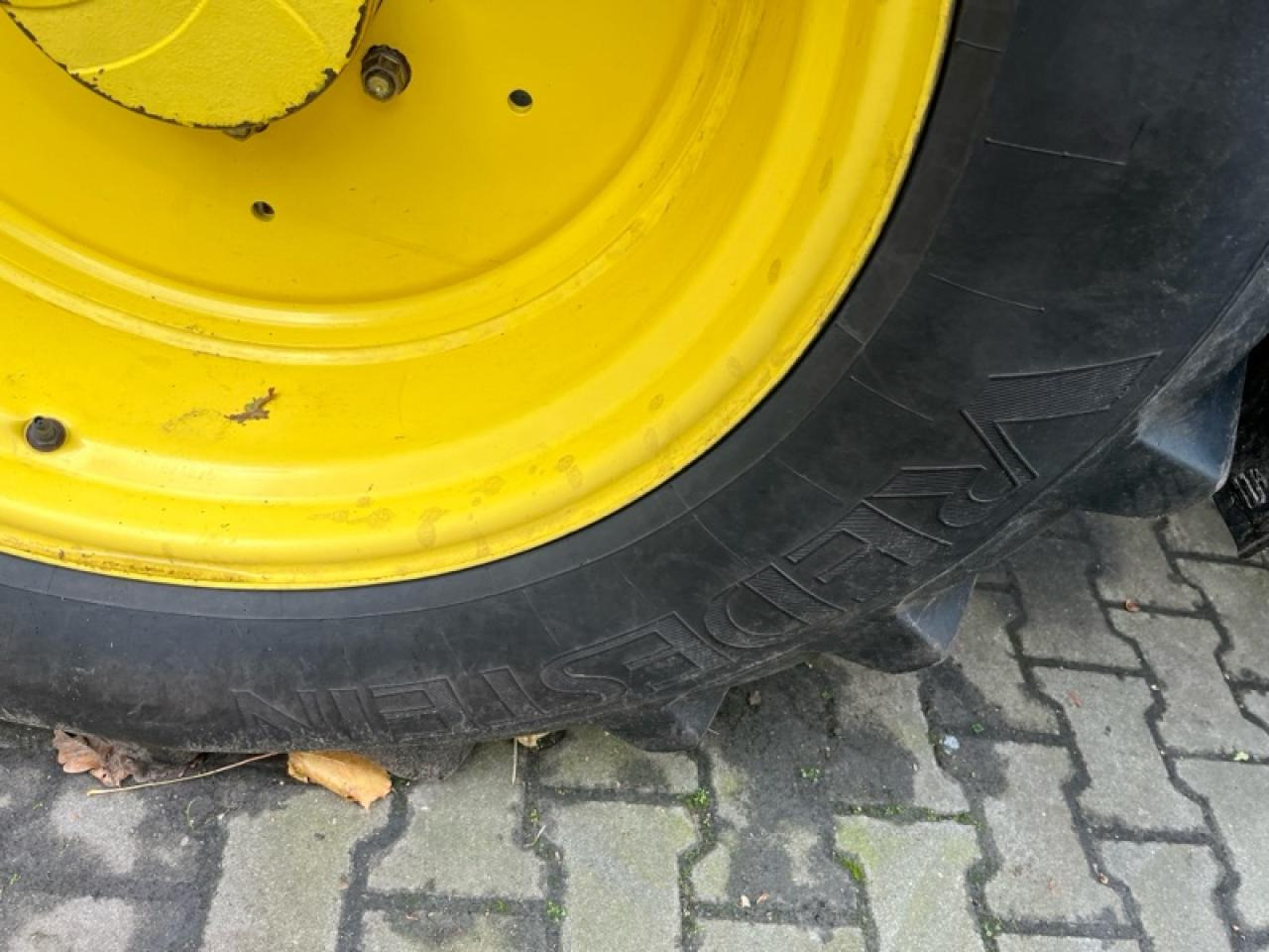 Vredestein 420/70R28 - Gumiabroncs - Mezőgazdasági gépek: 4 kép. Vredestein 420/70R28 - Gumiabroncs - Mezőgazdasági gépek: 4 kép.