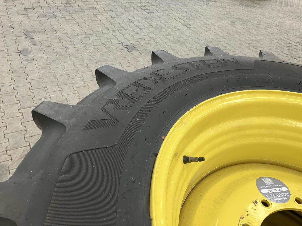 Vredestein 540/65R30 - Gumiabroncs - Mezőgazdasági gépek: 4 kép. Vredestein 540/65R30 - Gumiabroncs - Mezőgazdasági gépek: 4 kép.