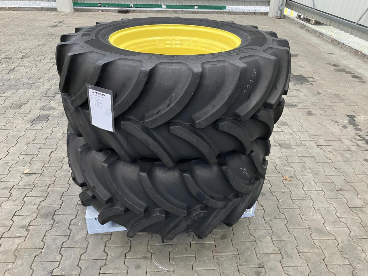 Vredestein 540/65R30 - Gumiabroncs - Mezőgazdasági gépek: 3 kép. Vredestein 540/65R30 - Gumiabroncs - Mezőgazdasági gépek: 3 kép.