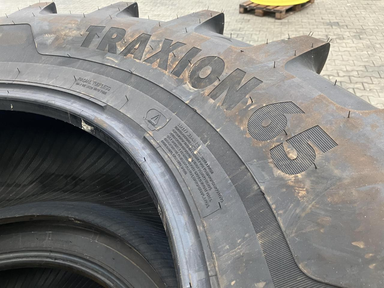 Vredestein 650/65R42 - Gumiabroncs - Mezőgazdasági gépek: 3 kép. Vredestein 650/65R42 - Gumiabroncs - Mezőgazdasági gépek: 3 kép.