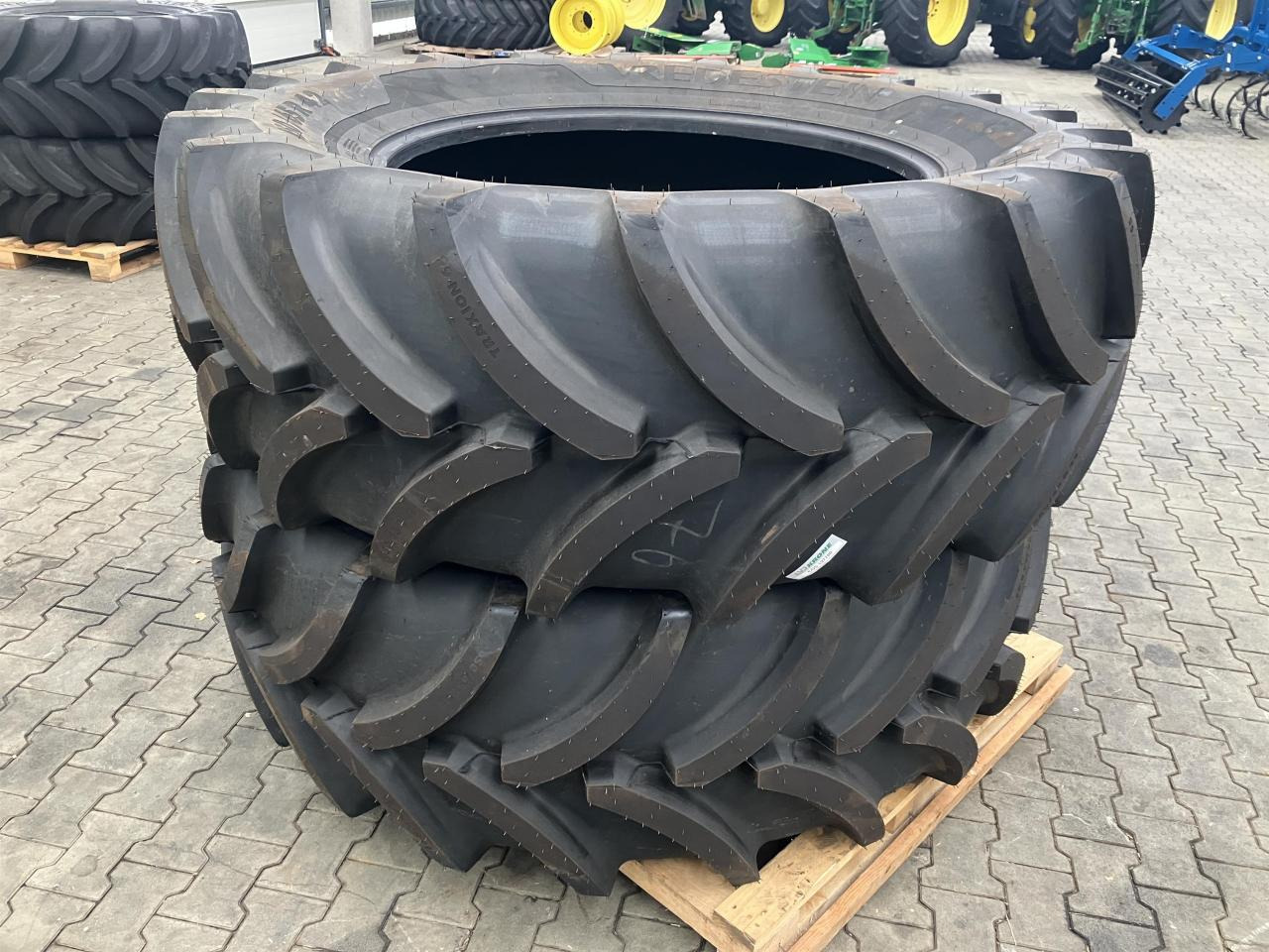 Vredestein 650/65R42 - Gumiabroncs - Mezőgazdasági gépek: 2 kép. Vredestein 650/65R42 - Gumiabroncs - Mezőgazdasági gépek: 2 kép.