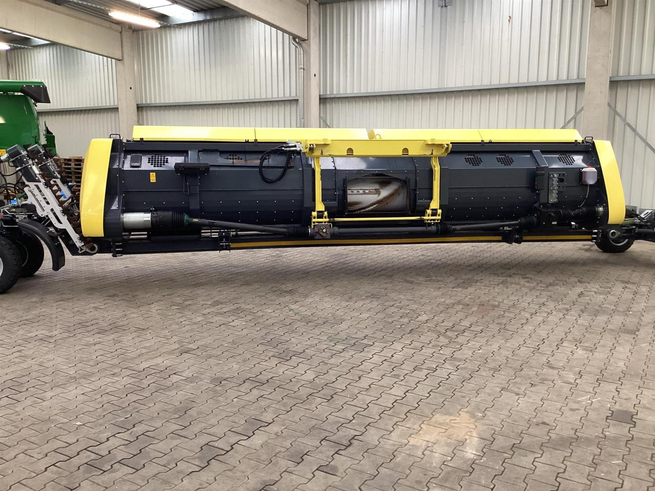 Zürn Profi Cut 700 - Takarmánybetakarító gép: 3 kép. Zürn Profi Cut 700 - Takarmánybetakarító gép: 3 kép.