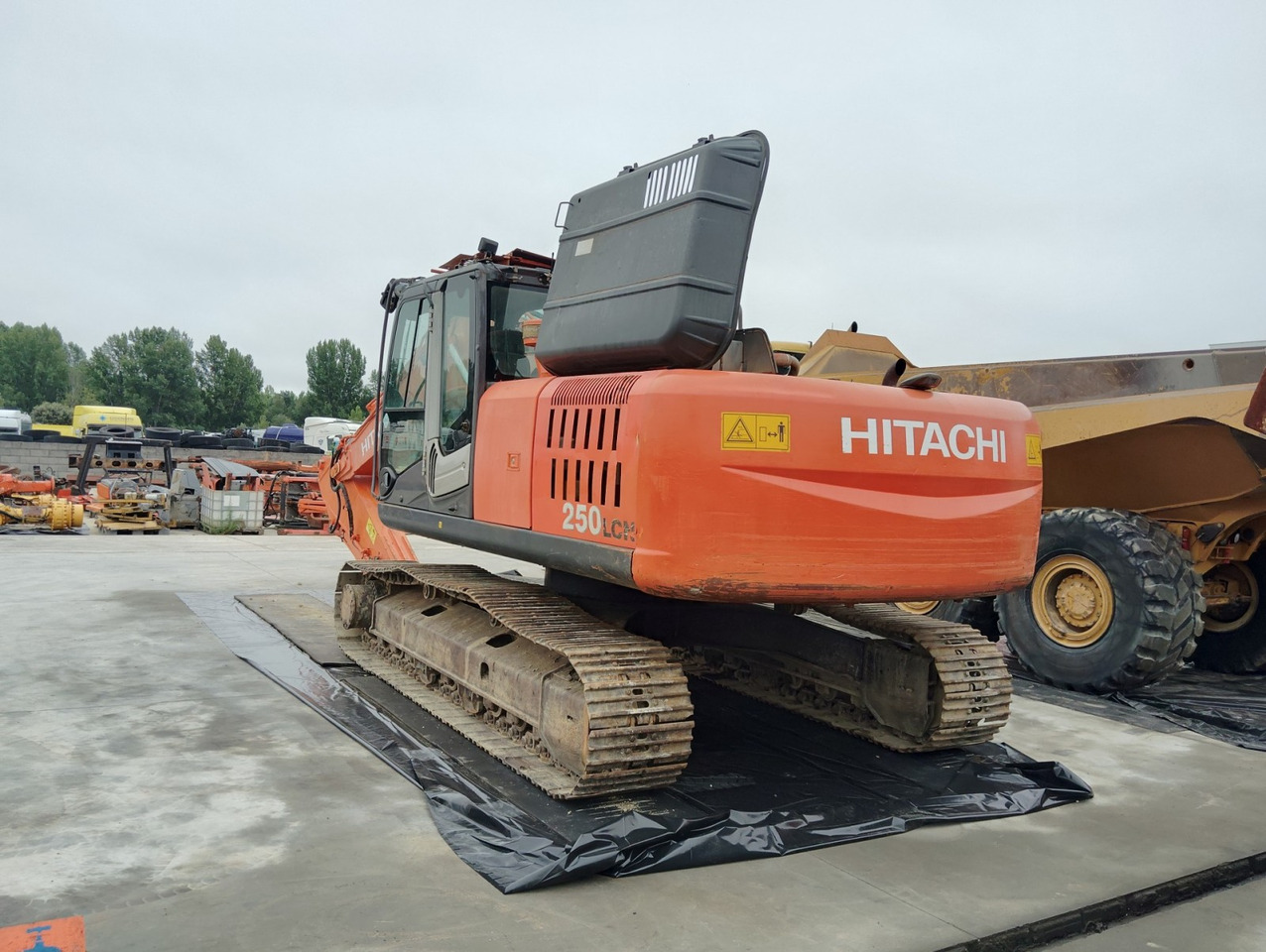 EXCAVADORA HITACHI ZX250LCN-3 - Lánctalpas kotró: 3 kép. EXCAVADORA HITACHI ZX250LCN-3 - Lánctalpas kotró: 3 kép.