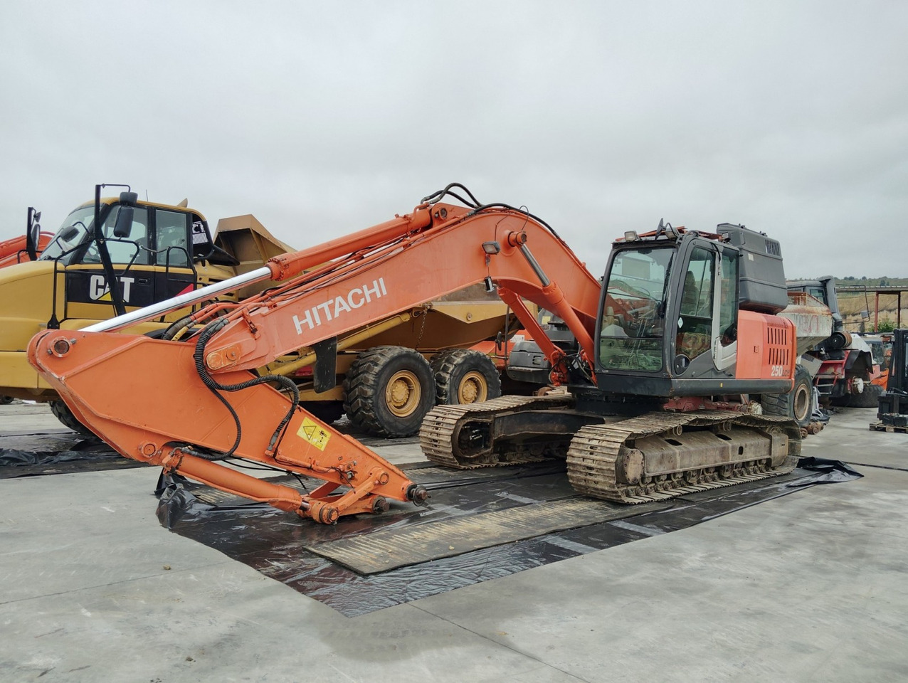 EXCAVADORA HITACHI ZX250LCN-3 - Lánctalpas kotró: 1 kép. EXCAVADORA HITACHI ZX250LCN-3 - Lánctalpas kotró: 1 kép.