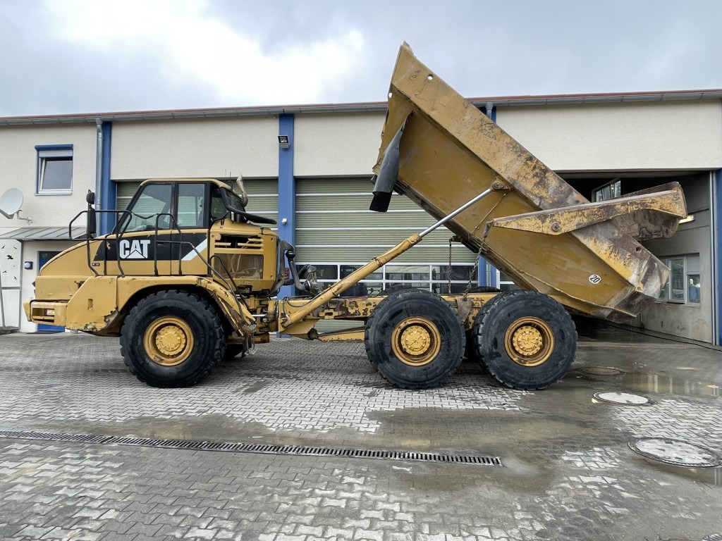 CAT 730 - Csuklós dömper: 2 kép. CAT 730 - Csuklós dömper: 2 kép.