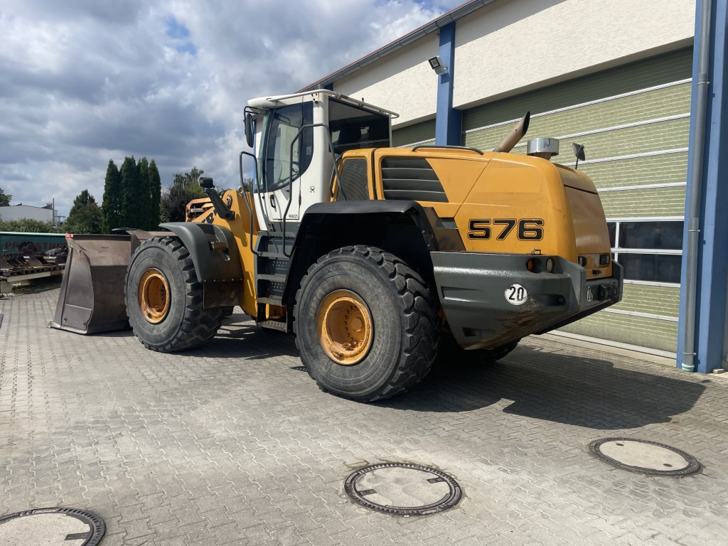 Liebherr L 576 - Gumikerekes homlokrakodó: 3 kép. Liebherr L 576 - Gumikerekes homlokrakodó: 3 kép.