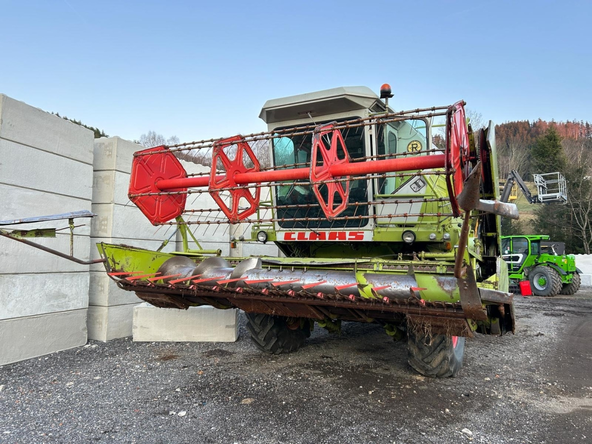 Claas Dominator 96 Mähdrescher - Kombájn: 1 kép. Claas Dominator 96 Mähdrescher - Kombájn: 1 kép.