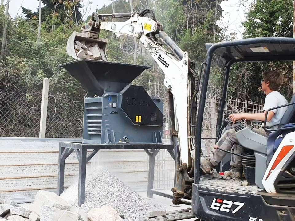 CM Crusher CR 600 Electric jaw crusher - Mobil törőgép: 2 kép. CM Crusher CR 600 Electric jaw crusher - Mobil törőgép: 2 kép.
