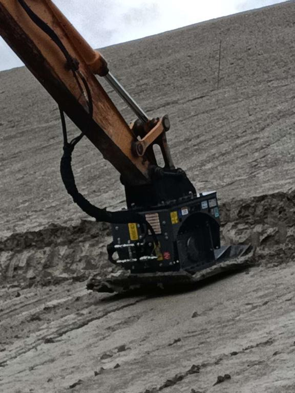 CM Crusher PV 60.100 Vibrating Plate - Lapvibrátor: 1 kép. CM Crusher PV 60.100 Vibrating Plate - Lapvibrátor: 1 kép.
