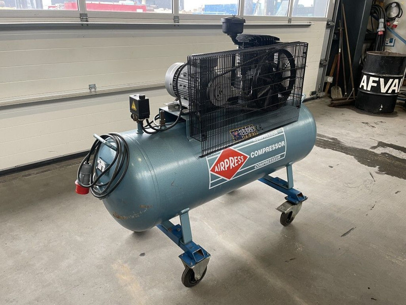 Airpress K300/600 Elektrische Zuigercompressor 3 kW 400 L / min 10 Bar - Légkompresszor: 5 kép. Airpress K300/600 Elektrische Zuigercompressor 3 kW 400 L / min 10 Bar - Légkompresszor: 5 kép.