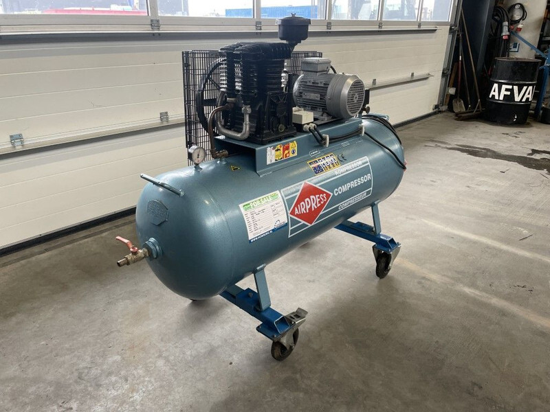 Airpress K300/600 Elektrische Zuigercompressor 3 kW 400 L / min 10 Bar - Légkompresszor: 2 kép. Airpress K300/600 Elektrische Zuigercompressor 3 kW 400 L / min 10 Bar - Légkompresszor: 2 kép.