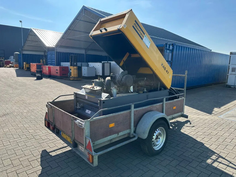 Atlas-Copco XAS 47 DD Deutz 2.6 m3 / min 7 Bar 21 kW Mobiele Diesel Compressor op aanhanger - Légkompresszor: 2 kép. Atlas-Copco XAS 47 DD Deutz 2.6 m3 / min 7 Bar 21 kW Mobiele Diesel Compressor op aanhanger - Légkompresszor: 2 kép.