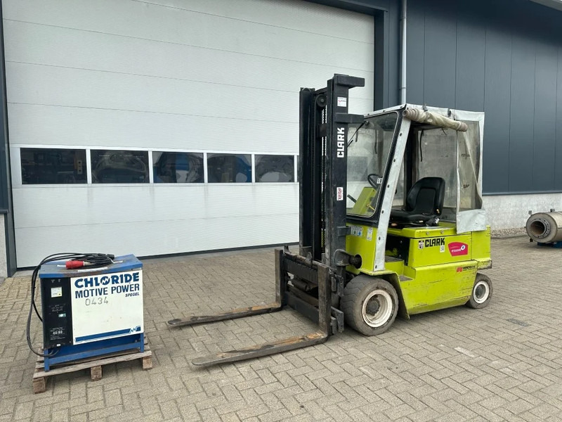 Clark EPM25N 2.5 ton Duplex Sideshift Elektra Heftruck - Elektromos targonca: 5 kép. Clark EPM25N 2.5 ton Duplex Sideshift Elektra Heftruck - Elektromos targonca: 5 kép.