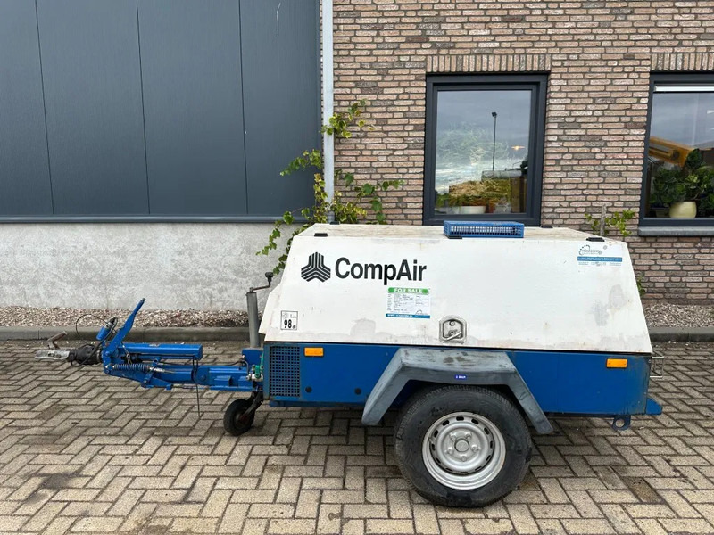 Compair H2180 Deutz 2.1 m3 / min 28 kW 7 Bar Mobiele Diesel Compressor met kenteken - Légkompresszor: 1 kép. Compair H2180 Deutz 2.1 m3 / min 28 kW 7 Bar Mobiele Diesel Compressor met kenteken - Légkompresszor: 1 kép.