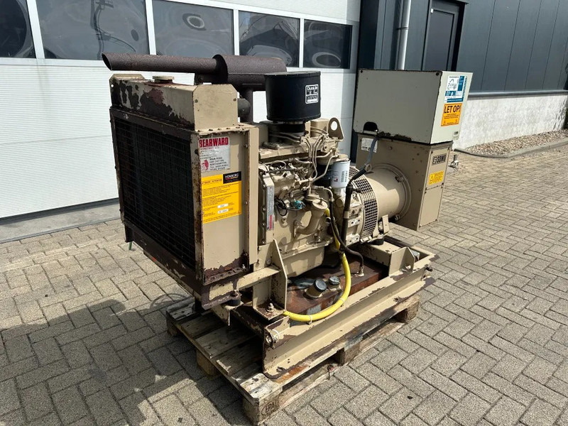 Cummins 4B3.9 SDMO Leroy Somer 40 kVA noodstroom generatorset 476 hours - Áramfejlesztő: 4 kép. Cummins 4B3.9 SDMO Leroy Somer 40 kVA noodstroom generatorset 476 hours - Áramfejlesztő: 4 kép.