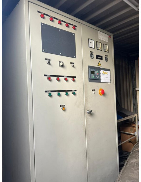 Cummins KTA 38 G1 Leroy Somer 1500 kVA Silent generatorset in 40 ft container - Áramfejlesztő: 3 kép. Cummins KTA 38 G1 Leroy Somer 1500 kVA Silent generatorset in 40 ft container - Áramfejlesztő: 3 kép.