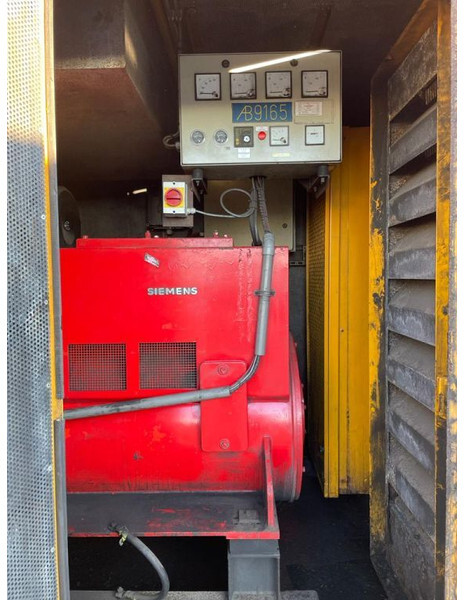 Cummins VTA 28 G3 Siemens 650 kVA generatorset in 20 ft container - Áramfejlesztő: 5 kép. Cummins VTA 28 G3 Siemens 650 kVA generatorset in 20 ft container - Áramfejlesztő: 5 kép.