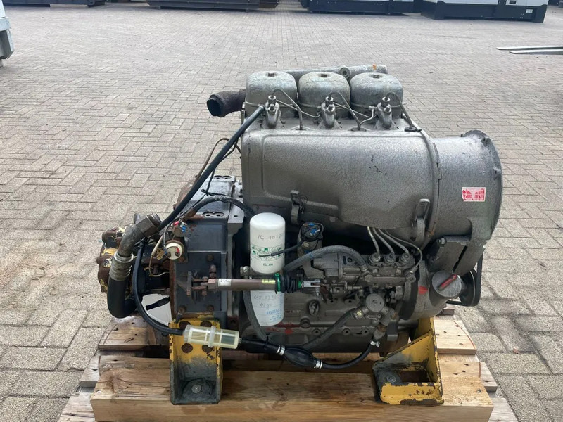 Deutz F3L 912 Motor 3 cilinder 38 kW 52 PK Diesel Motor - Motor - Anyagmozgató gép: 1 kép. Deutz F3L 912 Motor 3 cilinder 38 kW 52 PK Diesel Motor - Motor - Anyagmozgató gép: 1 kép.