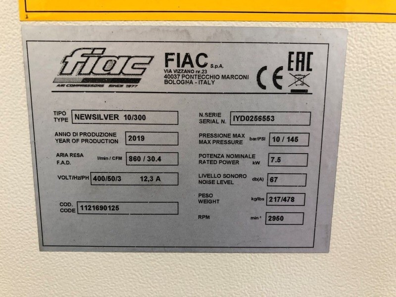 Fiac New Silver D 10 / 300 Silent 7.5 kW 860 L / min 10 bar Elektrische Schroefcompressor met ketel en droger - Légkompresszor: 3 kép. Fiac New Silver D 10 / 300 Silent 7.5 kW 860 L / min 10 bar Elektrische Schroefcompressor met ketel en droger - Légkompresszor: 3 kép.