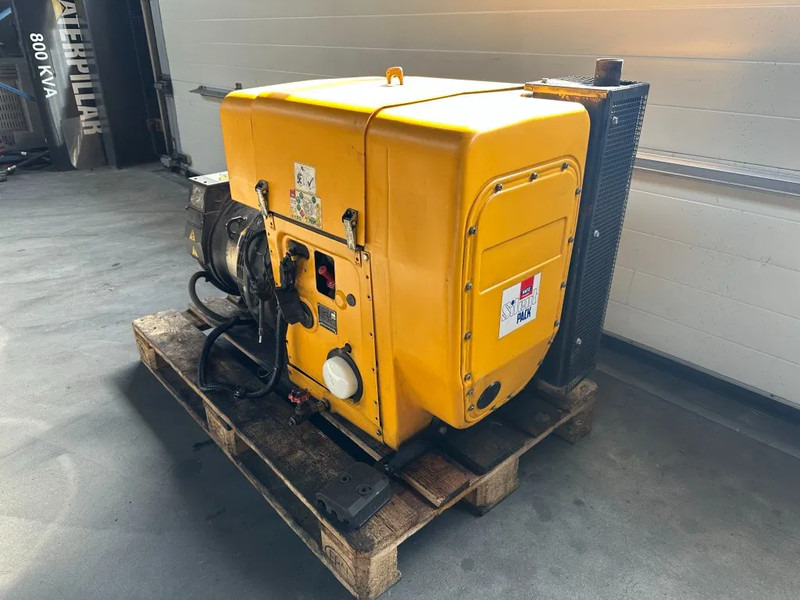 Hatz 2L41C Stamford 17.5 kVA Silentpack generatorset - Áramfejlesztő: 5 kép. Hatz 2L41C Stamford 17.5 kVA Silentpack generatorset - Áramfejlesztő: 5 kép.