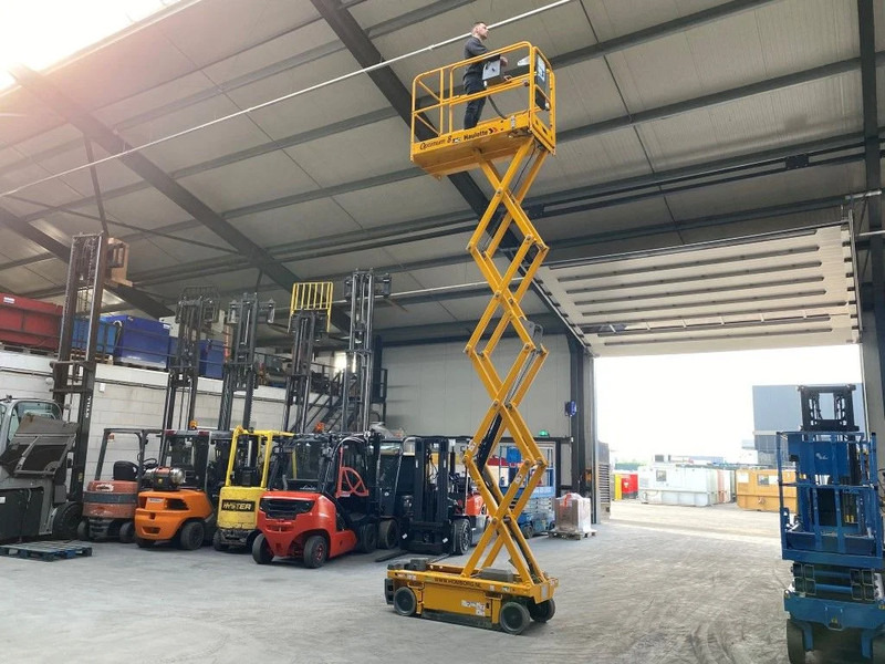 Haulotte Optimum 8 Elektrische Schaarhoogwerker 7.8 meter werkhoogte als nieuw ! 28 uur ! - Ollós emelő: 2 kép. Haulotte Optimum 8 Elektrische Schaarhoogwerker 7.8 meter werkhoogte als nieuw ! 28 uur ! - Ollós emelő: 2 kép.