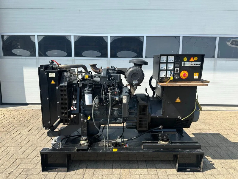 Himoinsa Iveco FPT NEF 45 Stamford 60 kVA noodstroom generatorset - Áramfejlesztő: 1 kép. Himoinsa Iveco FPT NEF 45 Stamford 60 kVA noodstroom generatorset - Áramfejlesztő: 1 kép.