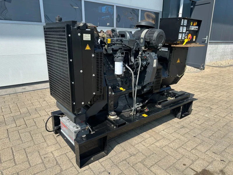 Himoinsa Iveco FPT NEF 45 Stamford 60 kVA noodstroom generatorset - Áramfejlesztő: 4 kép. Himoinsa Iveco FPT NEF 45 Stamford 60 kVA noodstroom generatorset - Áramfejlesztő: 4 kép.