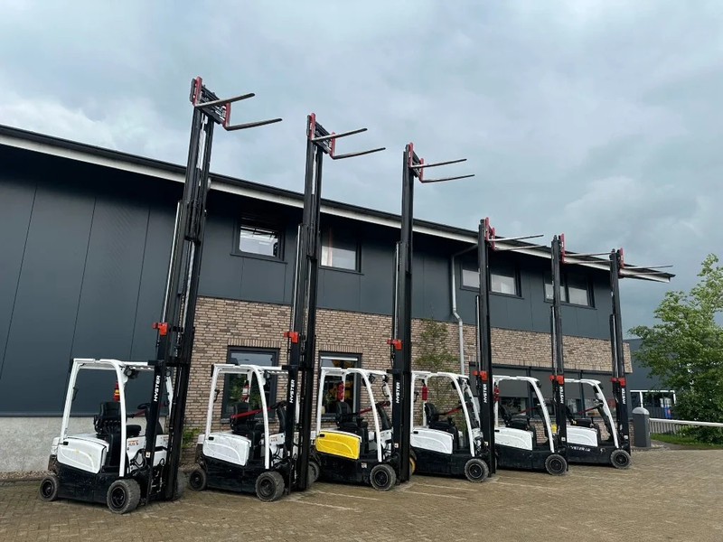 Hyster J1.8XN MWB 1.8 ton Triplex Freelift Sideshift Positioner Elektra Heftruck Accu 2023 - Villás targonca: 2 kép. Hyster J1.8XN MWB 1.8 ton Triplex Freelift Sideshift Positioner Elektra Heftruck Accu 2023 - Villás targonca: 2 kép.