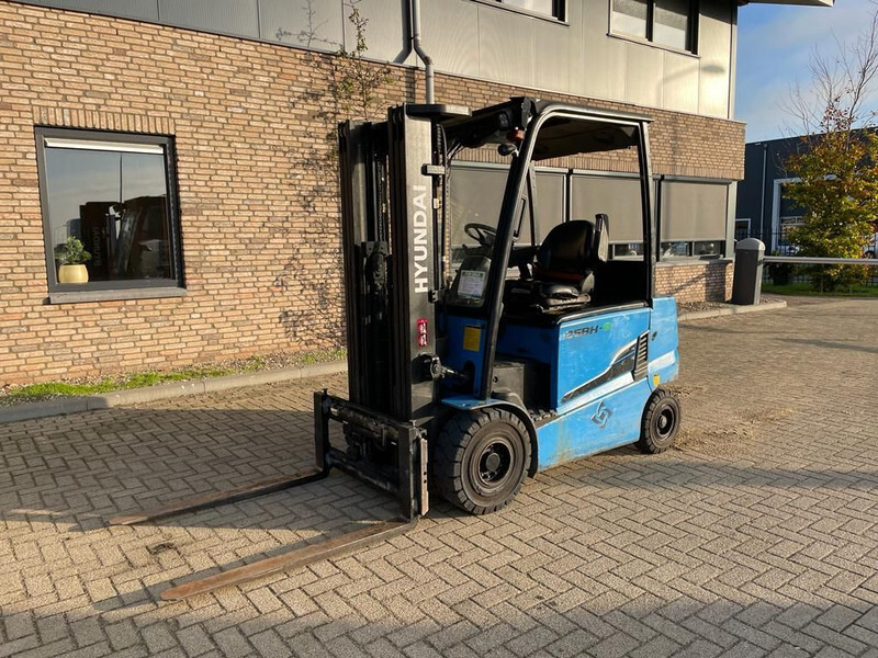 Hyundai 25BH-9 Elektra 2.5 ton Triplex Freelift Sideshift Heftruck - Elektromos targonca: 2 kép. Hyundai 25BH-9 Elektra 2.5 ton Triplex Freelift Sideshift Heftruck - Elektromos targonca: 2 kép.