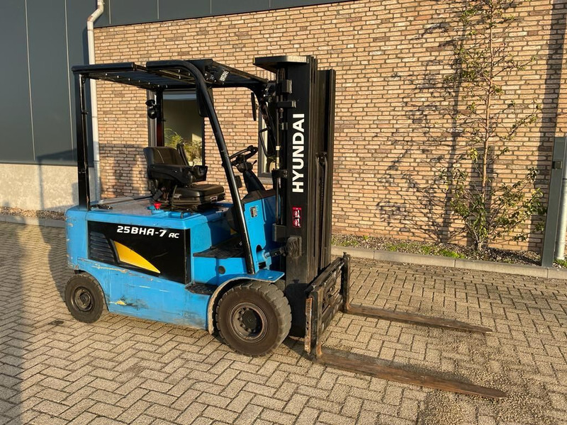 Hyundai 25BHA-7 2.5 ton Triplex Freelift Sideshift Elektra Heftruck - Elektromos targonca: 1 kép. Hyundai 25BHA-7 2.5 ton Triplex Freelift Sideshift Elektra Heftruck - Elektromos targonca: 1 kép.