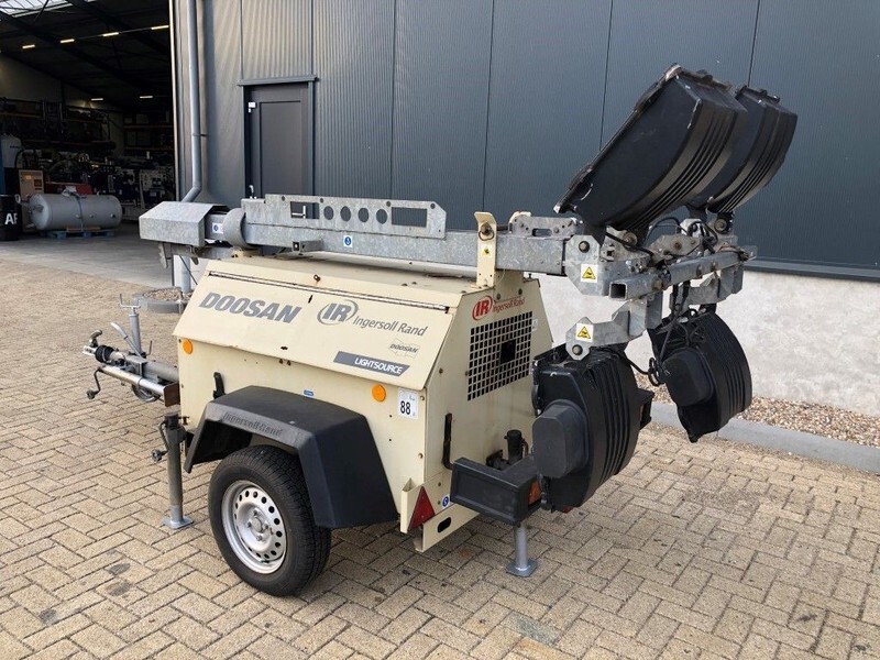 Ingersoll Rand Kubota LT6K 9 meter light tower generator - Világító állvány: 4 kép. Ingersoll Rand Kubota LT6K 9 meter light tower generator - Világító állvány: 4 kép.
