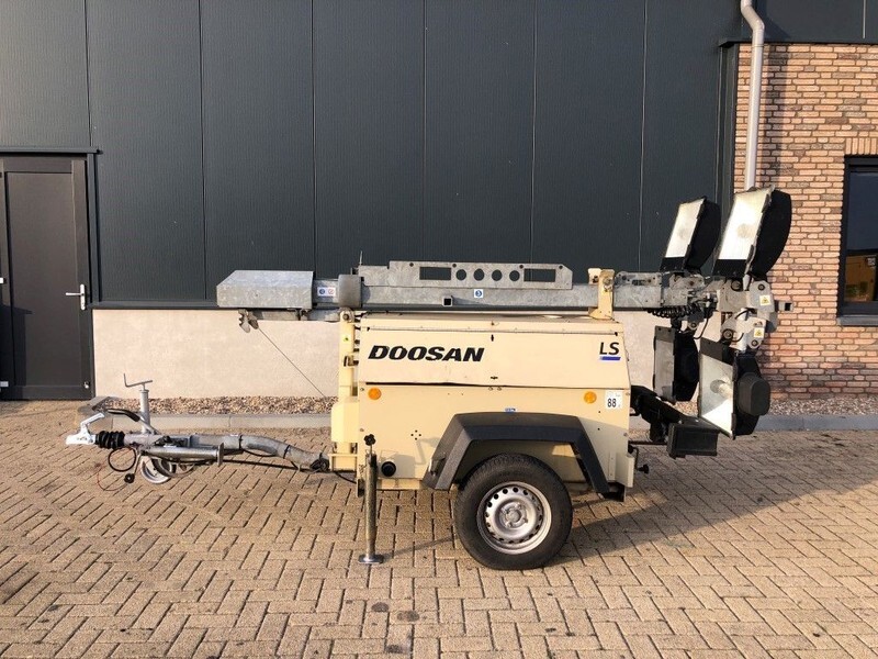 Ingersoll Rand Kubota LT6KA 9 meter light tower generator - Világító állvány: 4 kép. Ingersoll Rand Kubota LT6KA 9 meter light tower generator - Világító állvány: 4 kép.