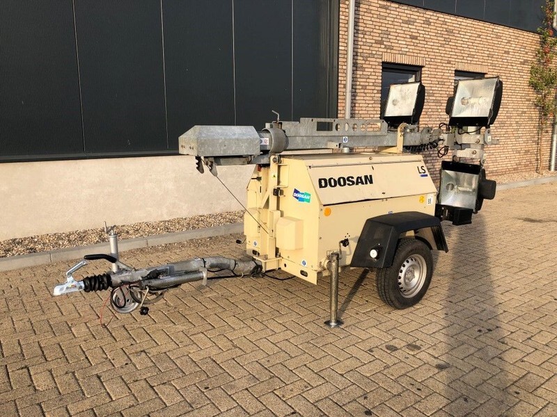 Ingersoll Rand Kubota LT6KA 9 meter light tower generator - Világító állvány: 1 kép. Ingersoll Rand Kubota LT6KA 9 meter light tower generator - Világító állvány: 1 kép.