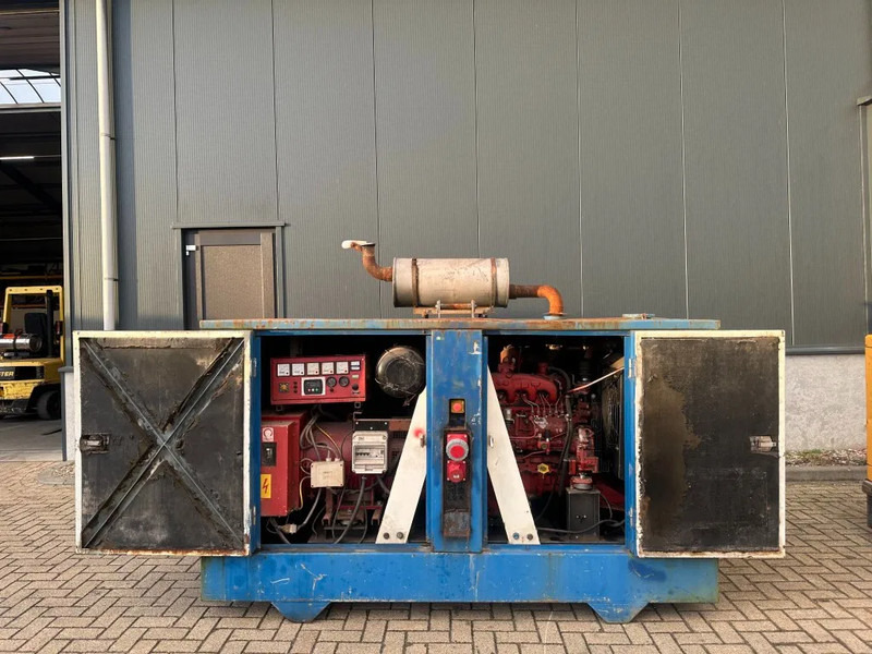 Iveco 8061 Leroy Somer 85 kVA Silent generatorset - Áramfejlesztő: 2 kép. Iveco 8061 Leroy Somer 85 kVA Silent generatorset - Áramfejlesztő: 2 kép.