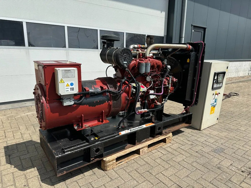 Iveco 8061 Marelli 150 kVA noodstroom generatorset ATS automatische netovername - Áramfejlesztő: 2 kép. Iveco 8061 Marelli 150 kVA noodstroom generatorset ATS automatische netovername - Áramfejlesztő: 2 kép.