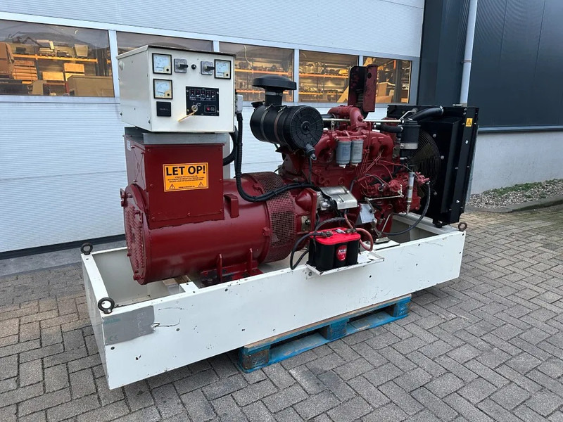 Iveco 8061 SI 07.05 A 550 Marelli 100 kVA noodstroom generatorset - Áramfejlesztő: 5 kép. Iveco 8061 SI 07.05 A 550 Marelli 100 kVA noodstroom generatorset - Áramfejlesztő: 5 kép.