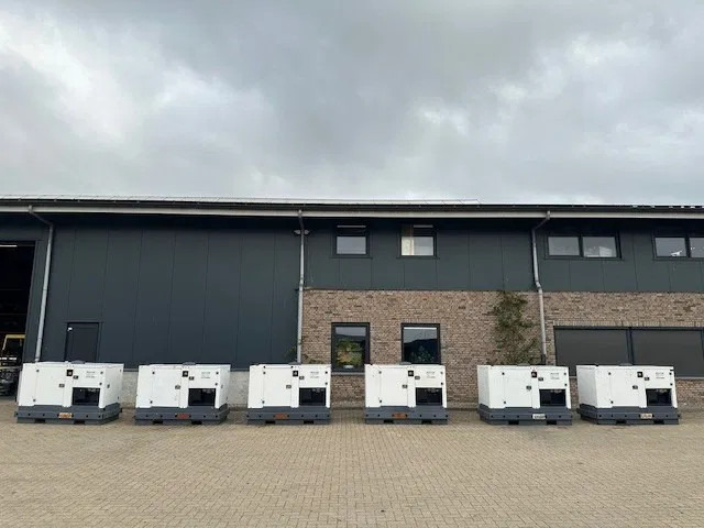 Iveco FPT F32 AM1A Leroy Somer 32 KVA Silent generatorset 660 hours ! - Áramfejlesztő: 5 kép. Iveco FPT F32 AM1A Leroy Somer 32 KVA Silent generatorset 660 hours ! - Áramfejlesztő: 5 kép.