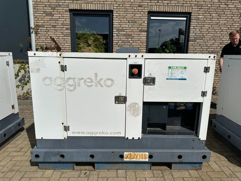 Iveco FPT F32 AM1A Leroy Somer 32 kVA Silent generatorset 129 hours ! - Áramfejlesztő: 1 kép. Iveco FPT F32 AM1A Leroy Somer 32 kVA Silent generatorset 129 hours ! - Áramfejlesztő: 1 kép.