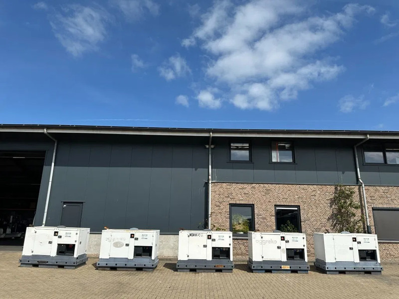 Iveco FPT F32 AM1A Leroy Somer 32 kVA Silent generatorset 129 hours ! - Áramfejlesztő: 2 kép. Iveco FPT F32 AM1A Leroy Somer 32 kVA Silent generatorset 129 hours ! - Áramfejlesztő: 2 kép.