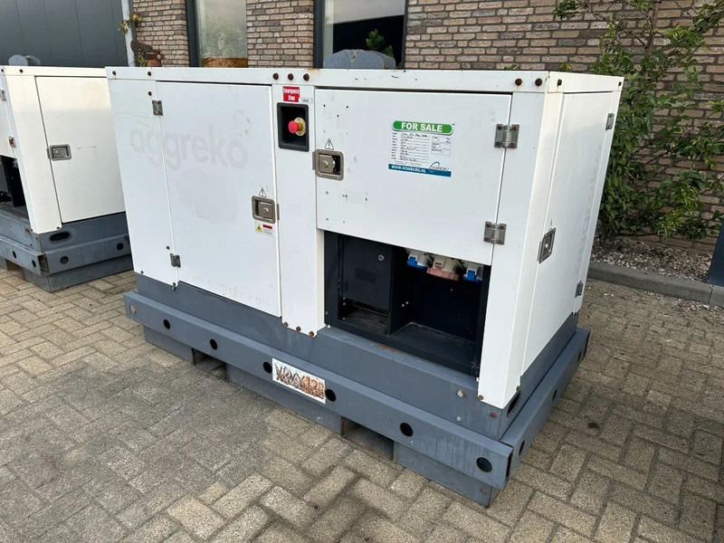 Iveco FPT F32 AM1A Leroy Somer 32 kVA Silent generatorset 154 hours ! - Áramfejlesztő: 4 kép. Iveco FPT F32 AM1A Leroy Somer 32 kVA Silent generatorset 154 hours ! - Áramfejlesztő: 4 kép.
