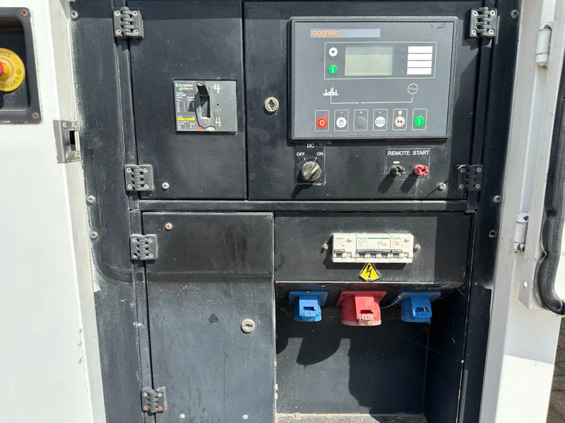 Iveco FPT F32 AM1A Leroy Somer 32 kVA Silent generatorset 216 hours ! - Áramfejlesztő: 2 kép. Iveco FPT F32 AM1A Leroy Somer 32 kVA Silent generatorset 216 hours ! - Áramfejlesztő: 2 kép.