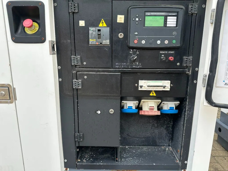 Iveco FPT F32 AM1A Leroy Somer 32 kVA Silent generatorset 28 hours ! - Áramfejlesztő: 2 kép. Iveco FPT F32 AM1A Leroy Somer 32 kVA Silent generatorset 28 hours ! - Áramfejlesztő: 2 kép.