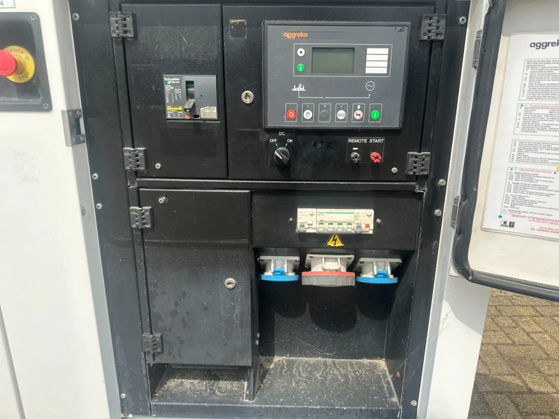 Iveco FPT F32 AM1A Leroy Somer 32 kVA Silent generatorset 297 hours ! - Áramfejlesztő: 3 kép. Iveco FPT F32 AM1A Leroy Somer 32 kVA Silent generatorset 297 hours ! - Áramfejlesztő: 3 kép.